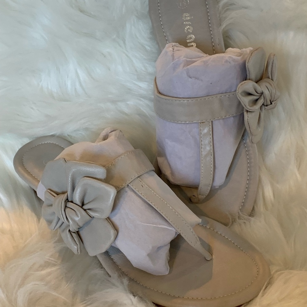 Sandal with bow